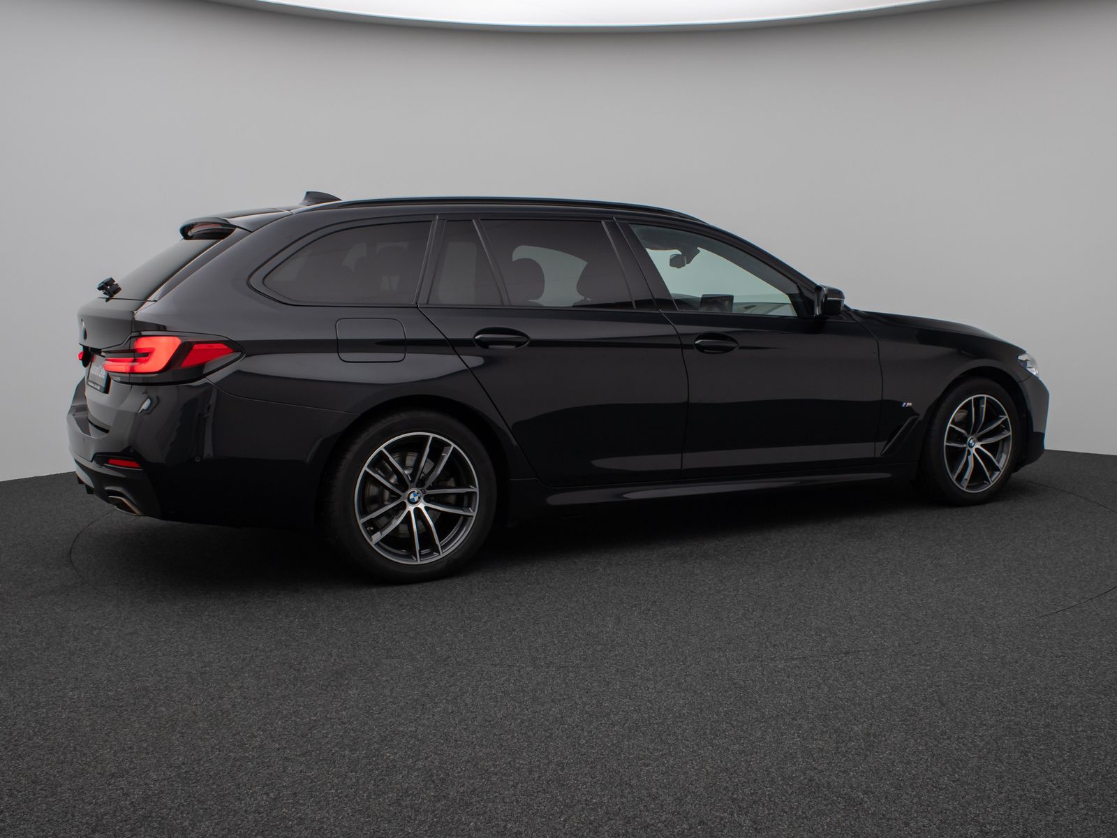 Fahrzeugabbildung BMW 520d xD M Sport Kamera HUD DAB HiFi Stop&Go AHK