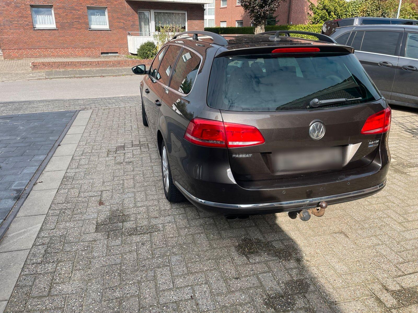 Volkswagen Passat 2012 — rear view