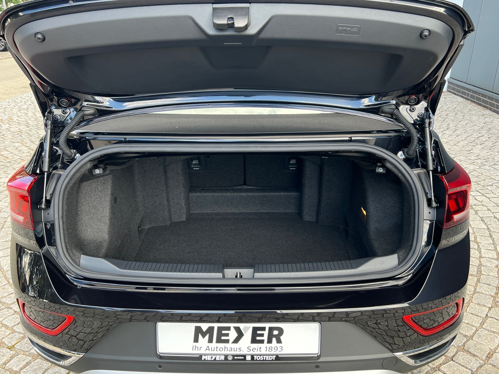 Fahrzeugabbildung Volkswagen T-Roc Cabriolet 1.5 TSI DSG *AHK, LED, Black Sty