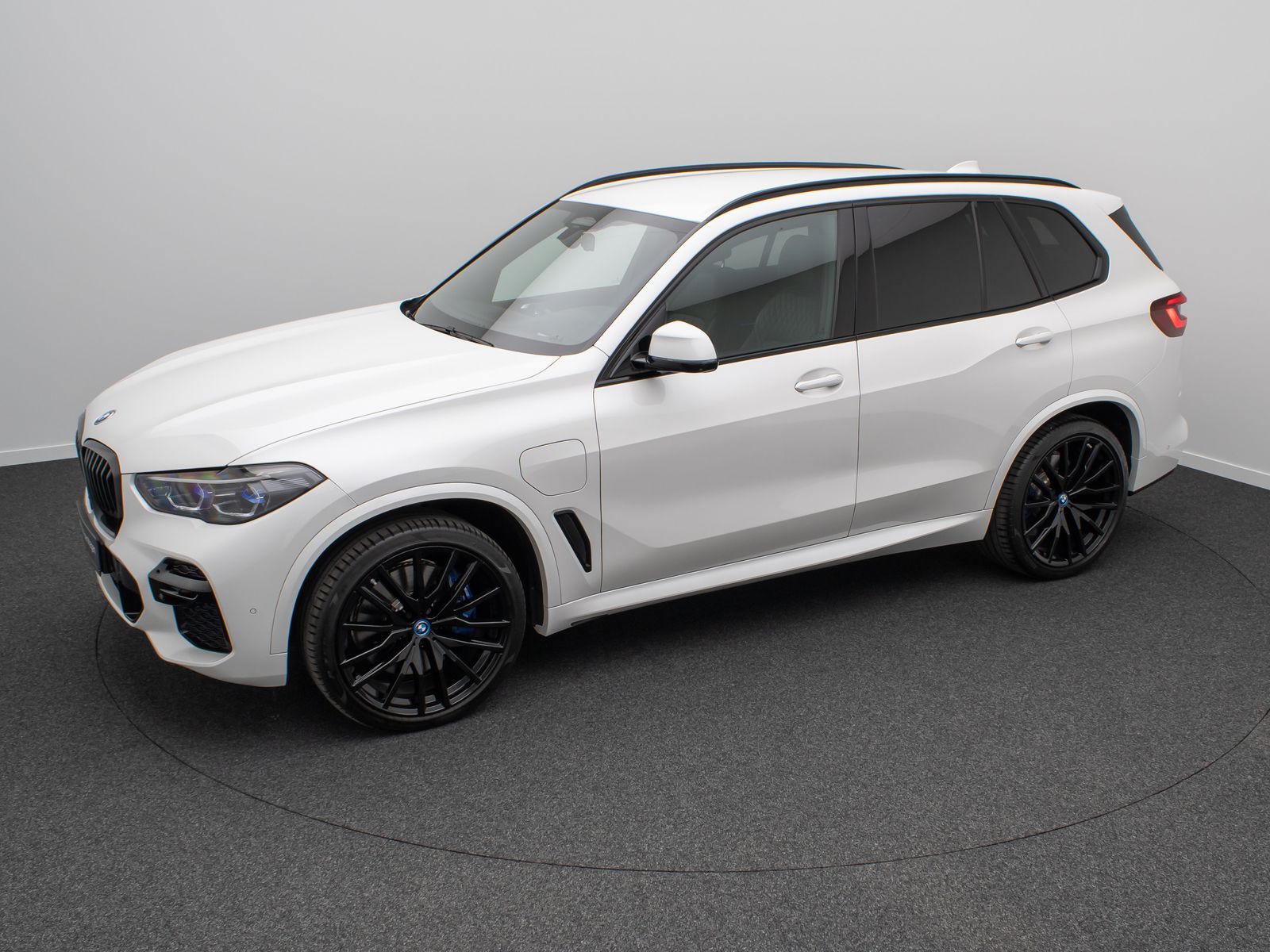 Fahrzeugabbildung BMW X5 xD45e M Sport 360° Laser SoftCl HUD DAB HiFi