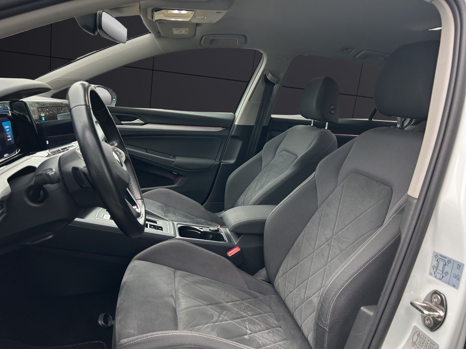 Fahrzeugabbildung Volkswagen Golf VIII Variant Business TDI DSG LED ACC SHZ P