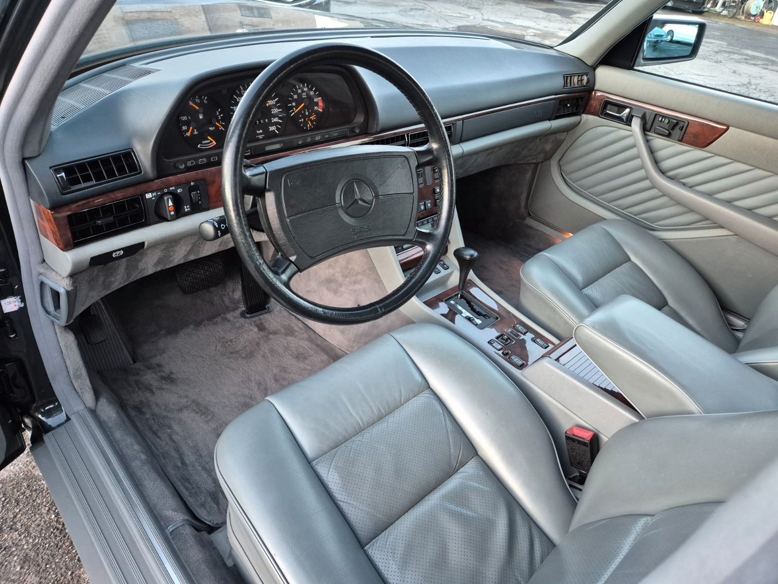 Fahrzeugabbildung Mercedes-Benz 560 SEL/Deutsch/Coupé Sitzanlage/Bestzustand