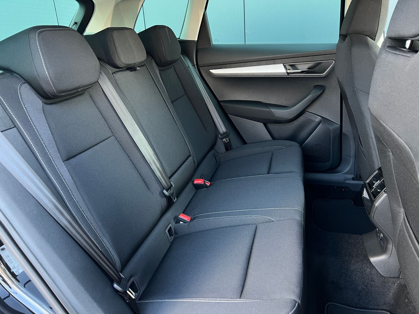 Fahrzeugabbildung SKODA Karoq Tour 1.5 TSI DSG *AHK, 17" LM-Felge, Navi,