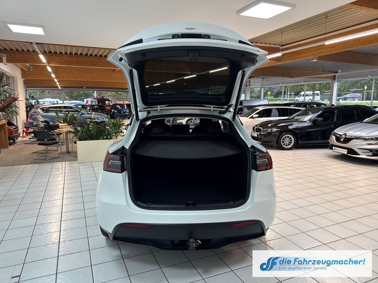 Fahrzeugabbildung Tesla Model Y Long Range Dual AWD Panorama Navi Sounds