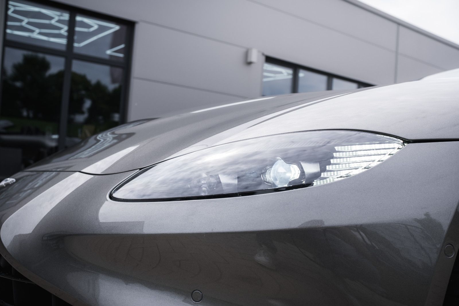 Fahrzeugabbildung Aston Martin V8 Vantage-Roadster-AM Spezialfarbe-Sport Plus.