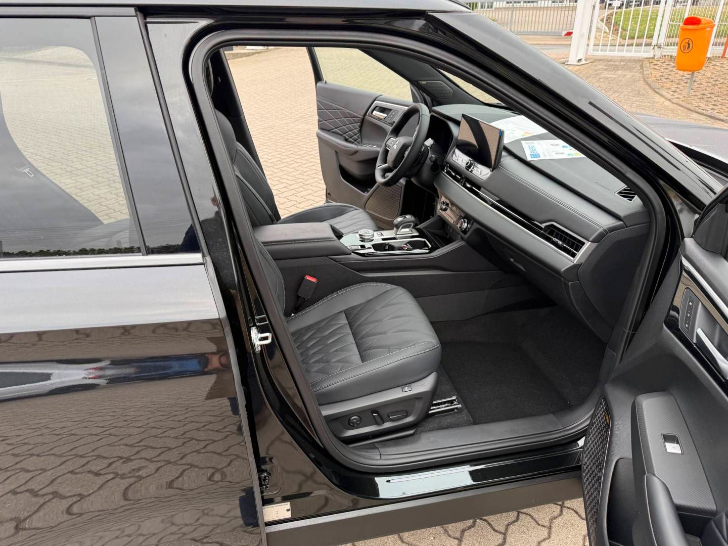 Fahrzeugabbildung Mitsubishi Outlander Plug-in Hybrid Black  2.4