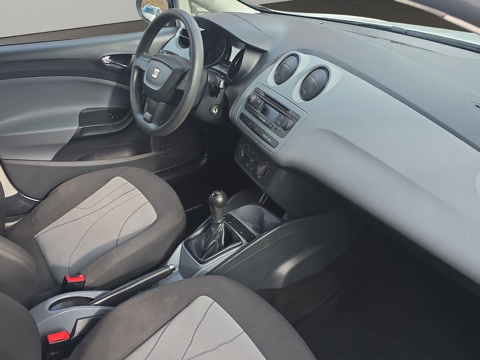 Fahrzeugabbildung SEAT Ibiza Lim. Reference Salsa Klima Sitzeheizung