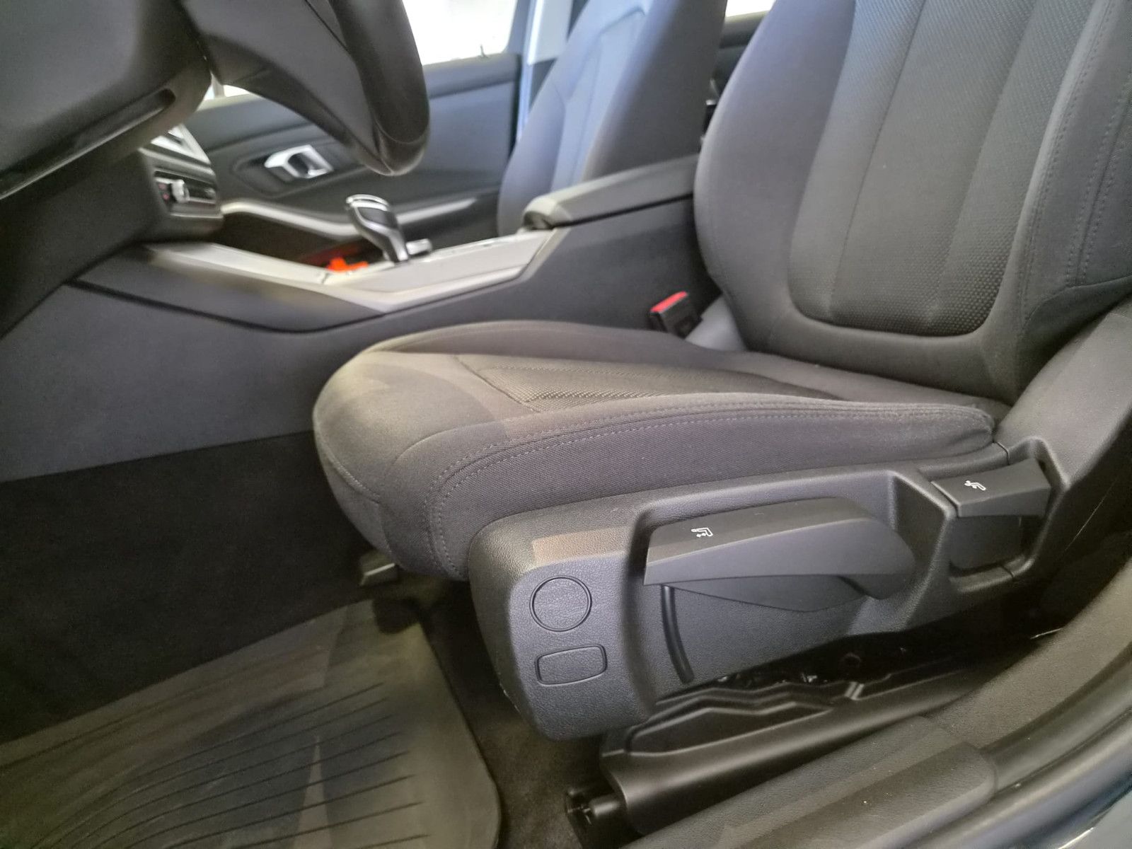 Fahrzeugabbildung BMW 330 e Advantage / NAVI / KLIMA / Garantie