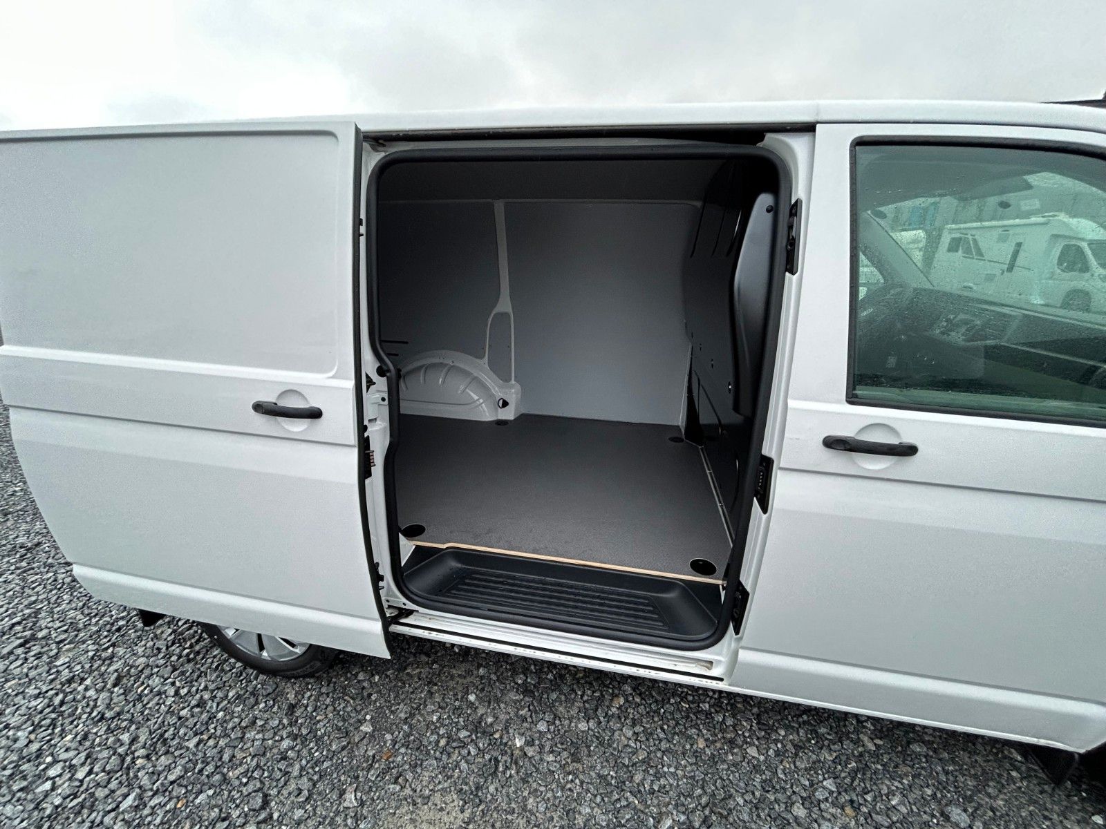 Fahrzeugabbildung Volkswagen T6.1 Transporter 2,0 TDI Klima FWD