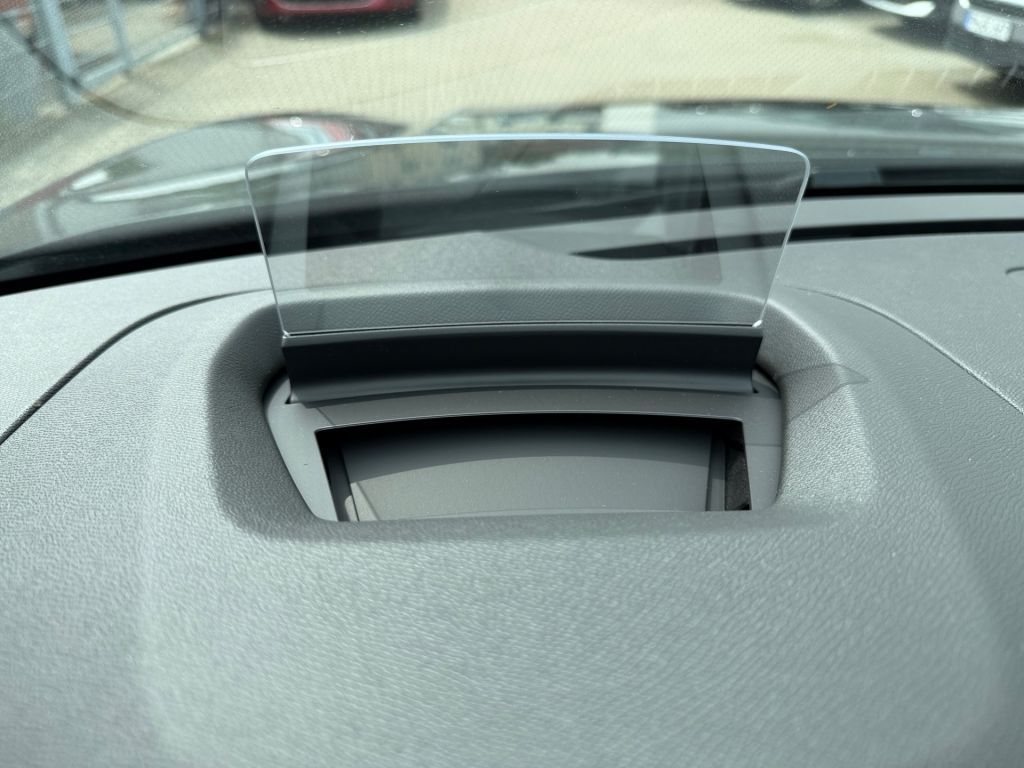 Fahrzeugabbildung Citroën C4 Hybrid 145 TEAM D * Ganzjahresreifen