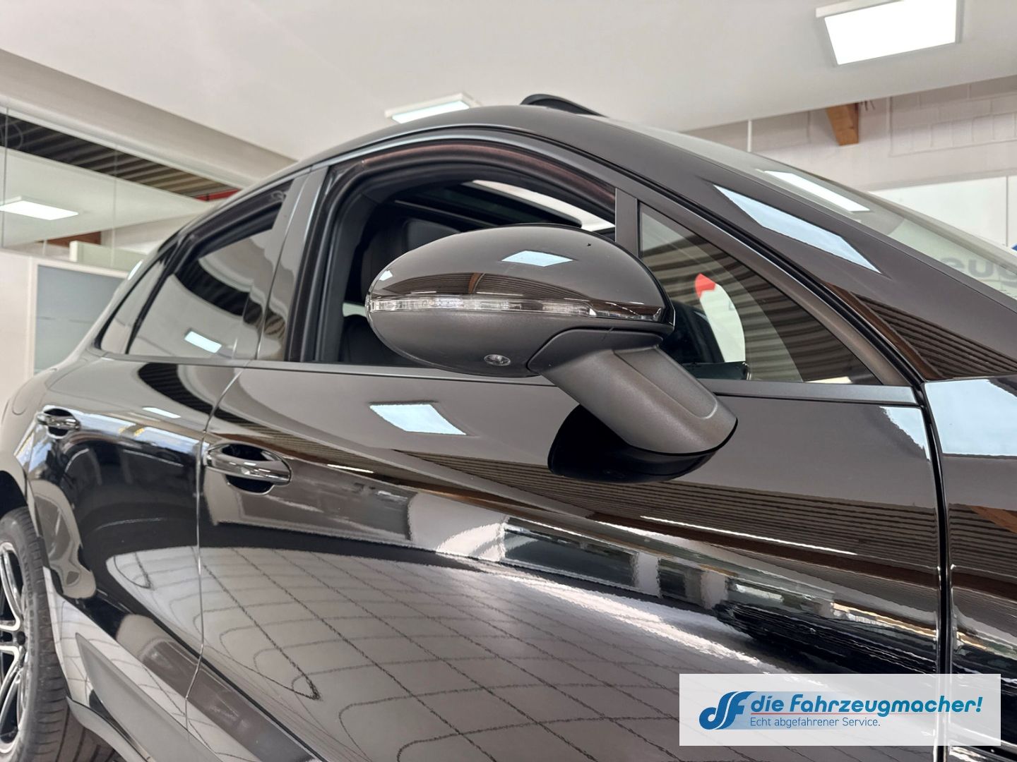 Fahrzeugabbildung Porsche Macan DE-Auto Pano Navi Memory S Soundsy LED Dyn