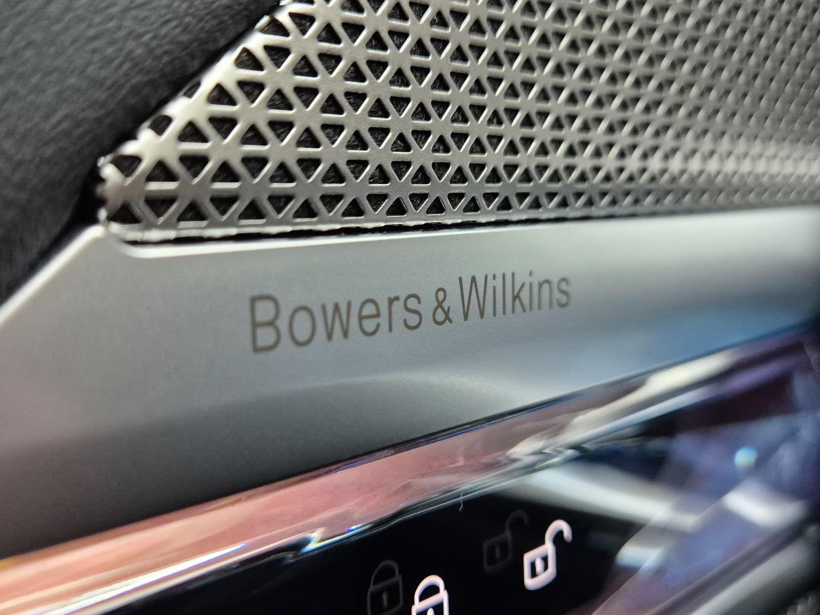 Fahrzeugabbildung BMW M760 e xD M PAKET+PANO+HEAD+SOFT+MEMO+B&W+360°+