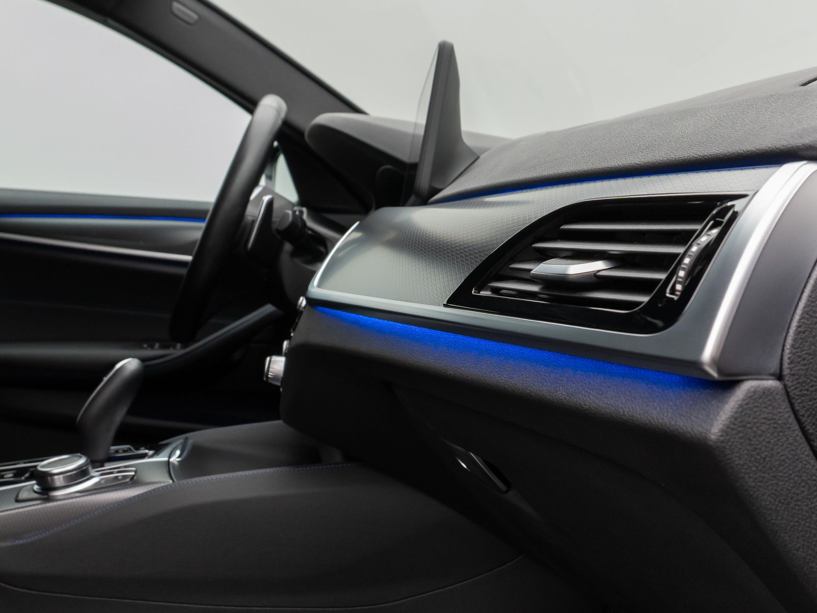 Fahrzeugabbildung BMW 520d xD M Sport Kamera HUD DAB HiFi Stop&Go AHK