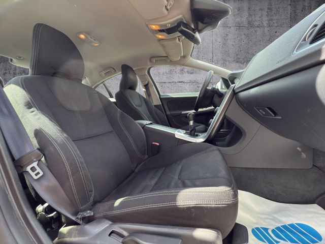 Volvo S60 D5  Lim. Momentum*PDC*TEMPOMAT*LED*EURO 5