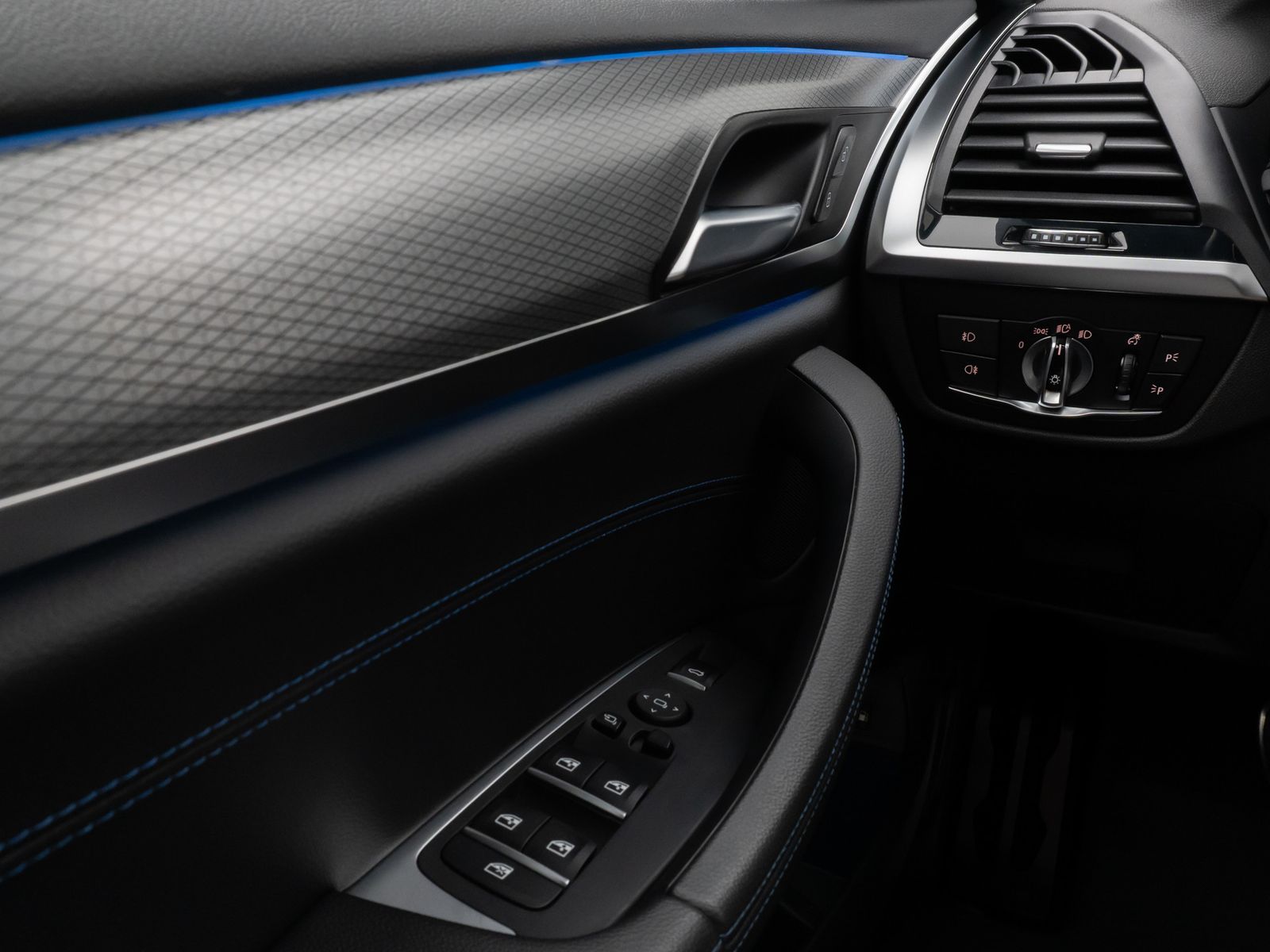 Fahrzeugabbildung BMW X3 xD30e M Sport Panorama 360°HUD DAB HiFi 20Zl