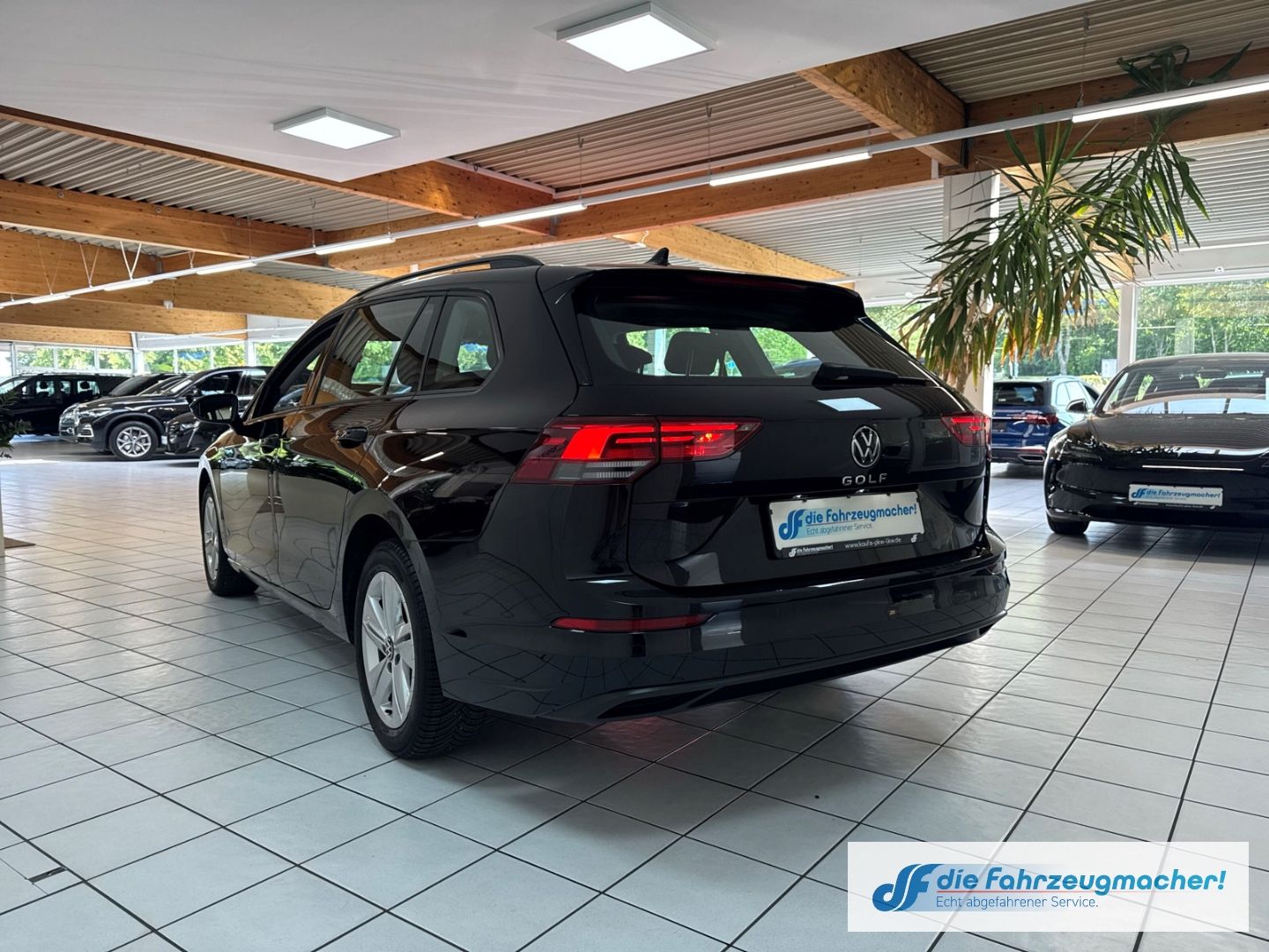 Fahrzeugabbildung Volkswagen Golf VIII Variant Life 1.0 TSI EU6d Digitales Co