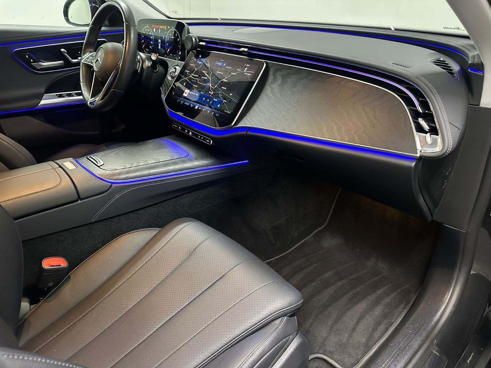 Fahrzeugabbildung Mercedes-Benz E 450 4MATIC T All-Terrain Autom. *AHK*AMBIENTE*