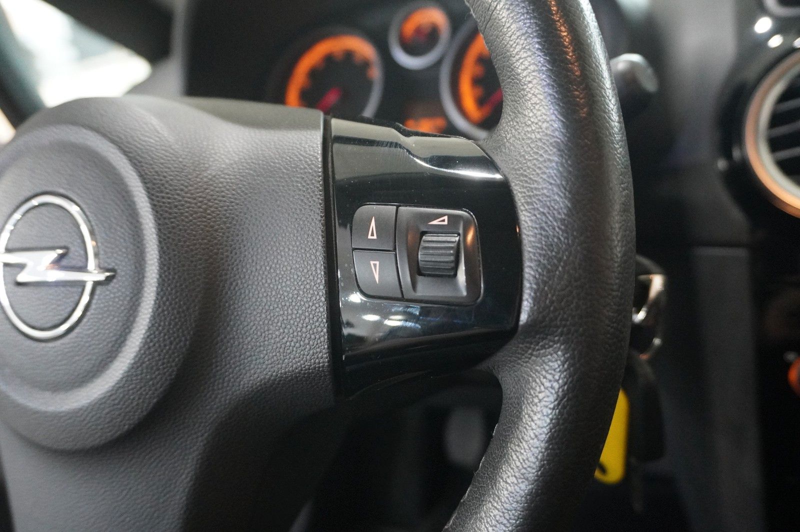 Fahrzeugabbildung Opel Corsa D 1.4 ENERGY 3-TÜR KLIMA/WINTER/NEBEL/PDC