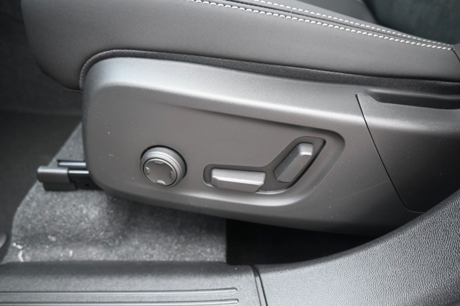 Fahrzeugabbildung Volvo XC40 B4 DKG Ultra Dark*PANO*360°*ACC*AHK