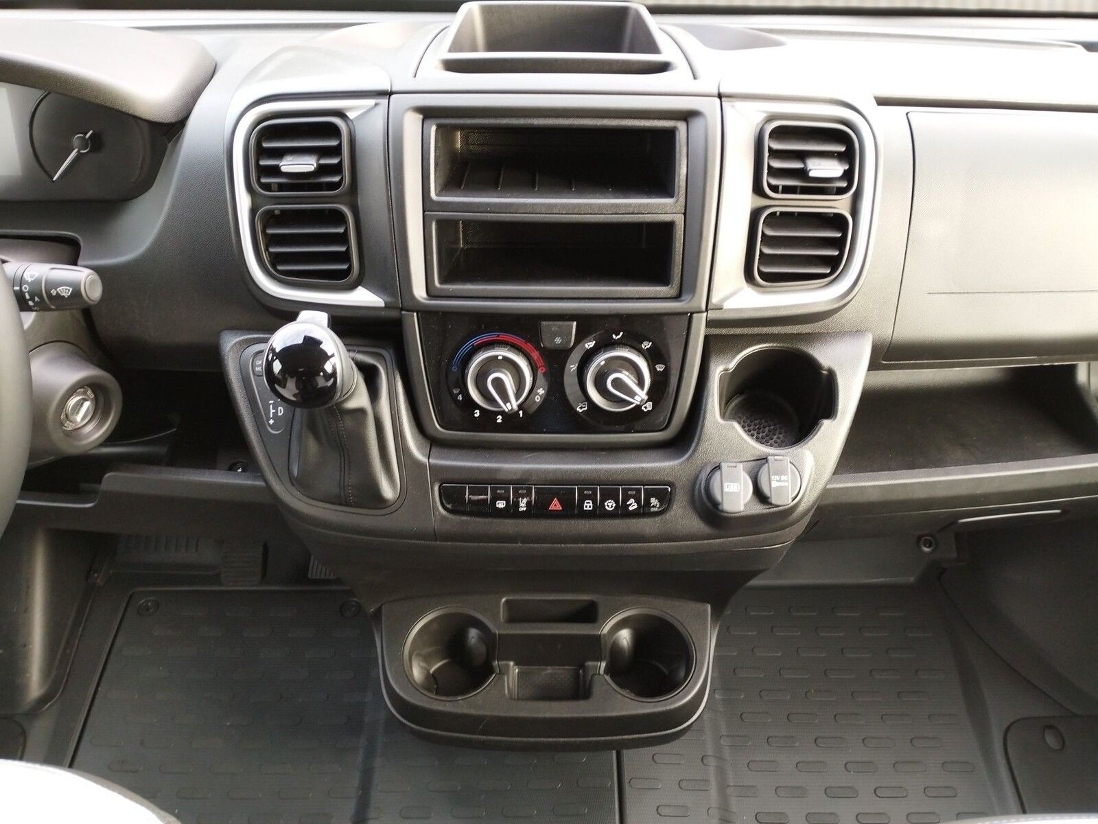 Fahrzeugabbildung Sunlight Adventure Cliff 640 Automatik, Dörr Edition, LTE