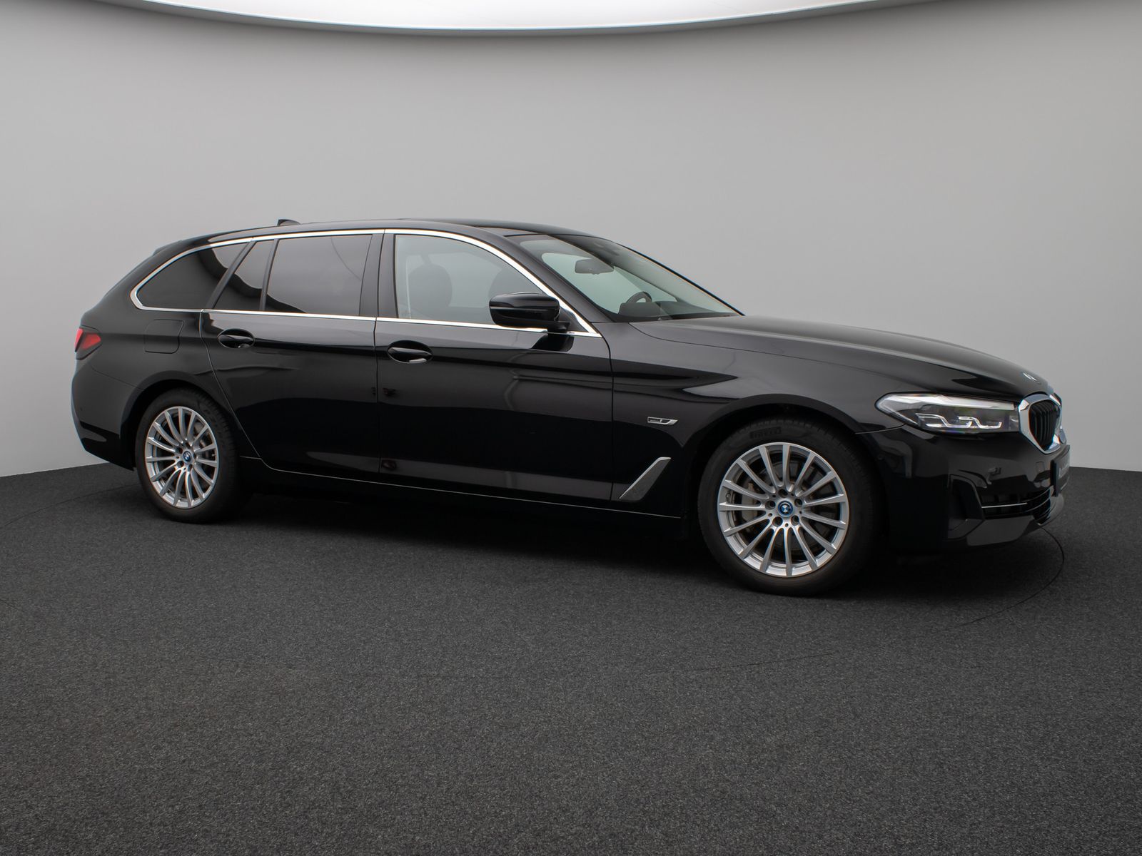 Fahrzeugabbildung BMW 530e xD Panorama Kamera CockPiPro DAB Alarm LED