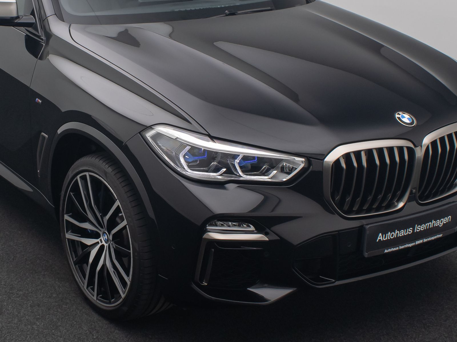 Fahrzeugabbildung BMW X5 M50i 360&deg; HUD Laser SoftCl DispKey Panorama