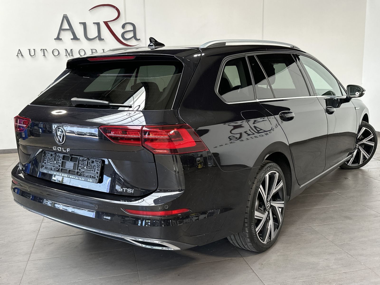 Fahrzeugabbildung Volkswagen Golf Variant 1.5 eTSI DSG Style NAV+MATRIX+VCOCK