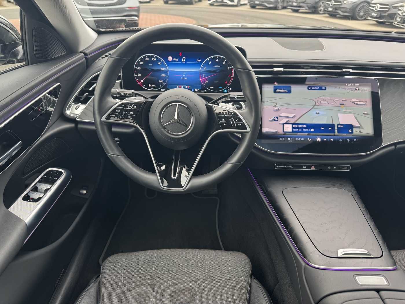Fahrzeugabbildung Mercedes-Benz E 200 T AVANTGARDE+DistrPlus+Pano+ AHK+Ambiente