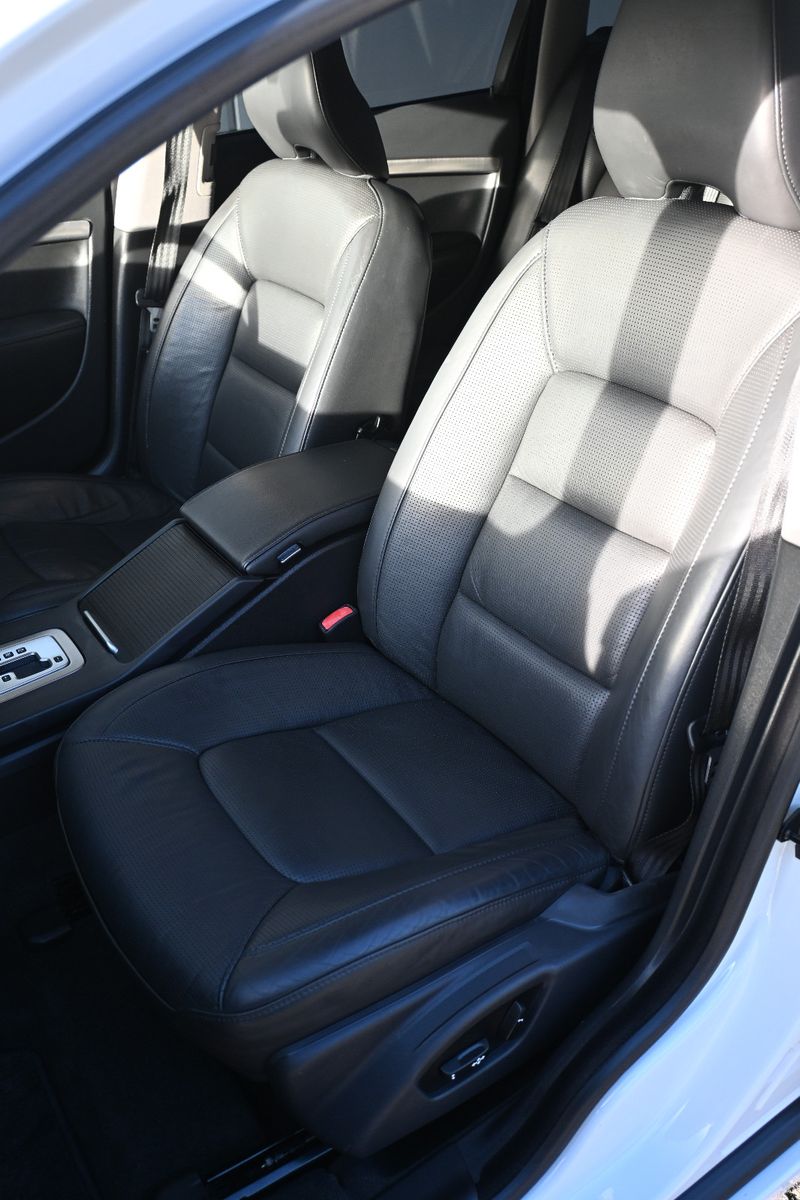 Volvo V70 T5 Summum *RHD* – Bild 13