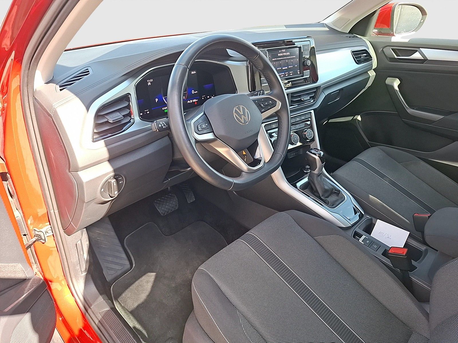 Fahrzeugabbildung Volkswagen T-Roc TSI Life DSG LED AHK Navi AID ACC RFK SH