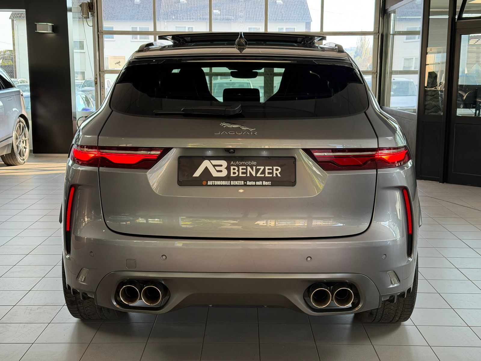 Fahrzeugabbildung Jaguar F-PACE SVR /PANO/MERIDIAN/360°KAM/HUD/AMBIENTE