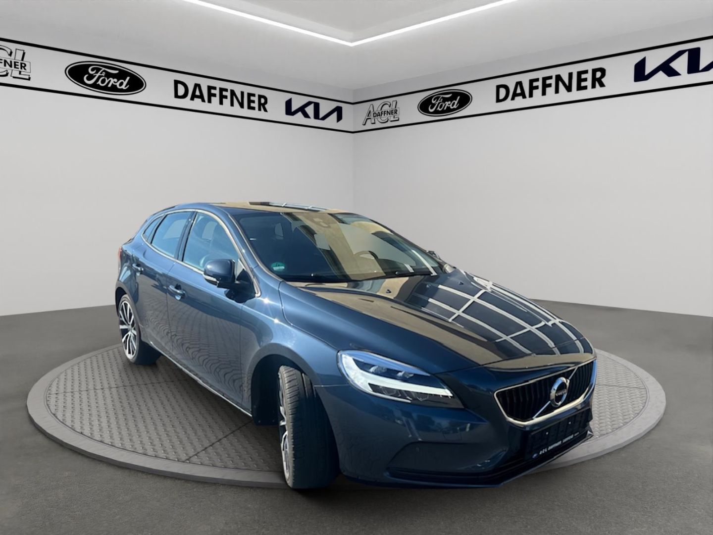 Fahrzeugabbildung Volvo V40 Momentum Navi Soundsystem LED Kurvenlicht Sp
