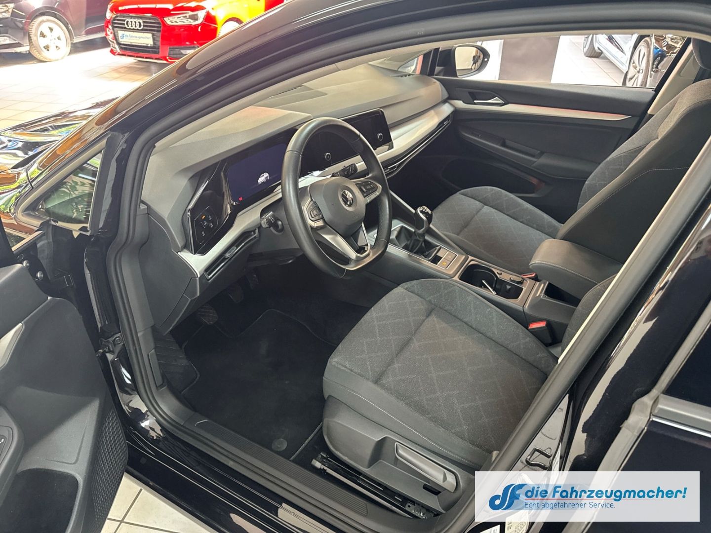 Fahrzeugabbildung Volkswagen Golf VIII Variant Life 1.0 TSI EU6d Digitales Co