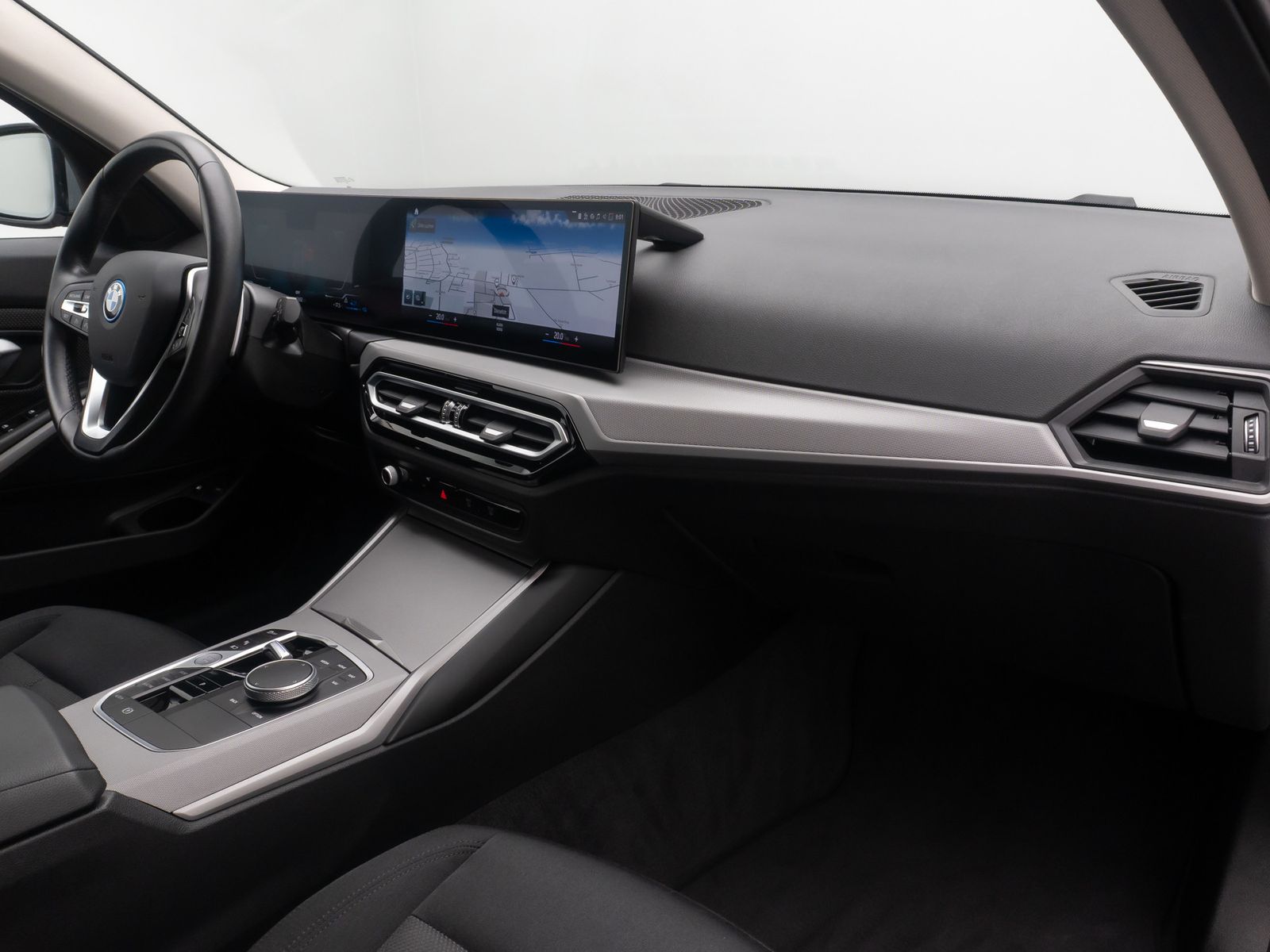 Fahrzeugabbildung BMW 320e AHK Widscreen PDC GeschwndigReg DAB HiFi