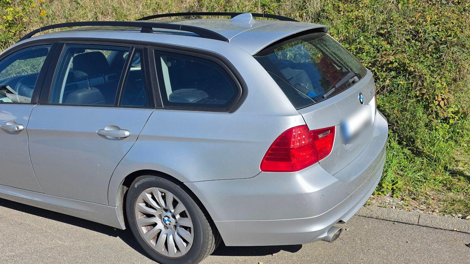 BMW 320 2009 — interior