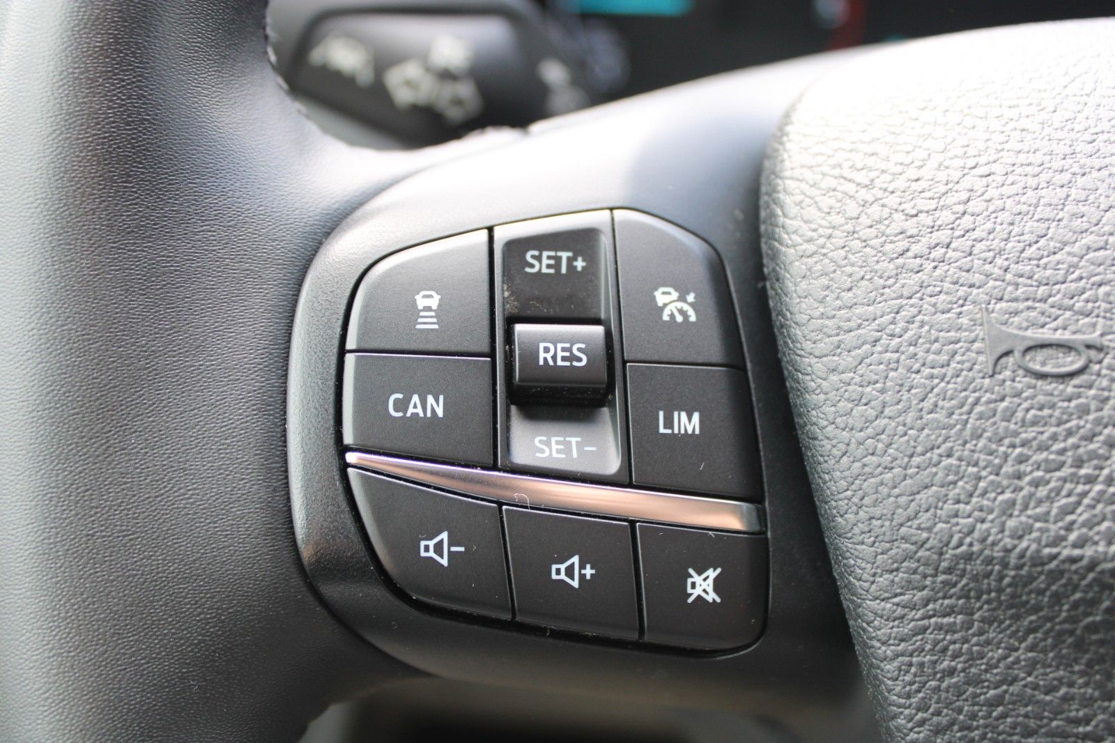 Fahrzeugabbildung Ford Transit 330 L2 H3 hoch TREND Kasten NAVI CAM ACC