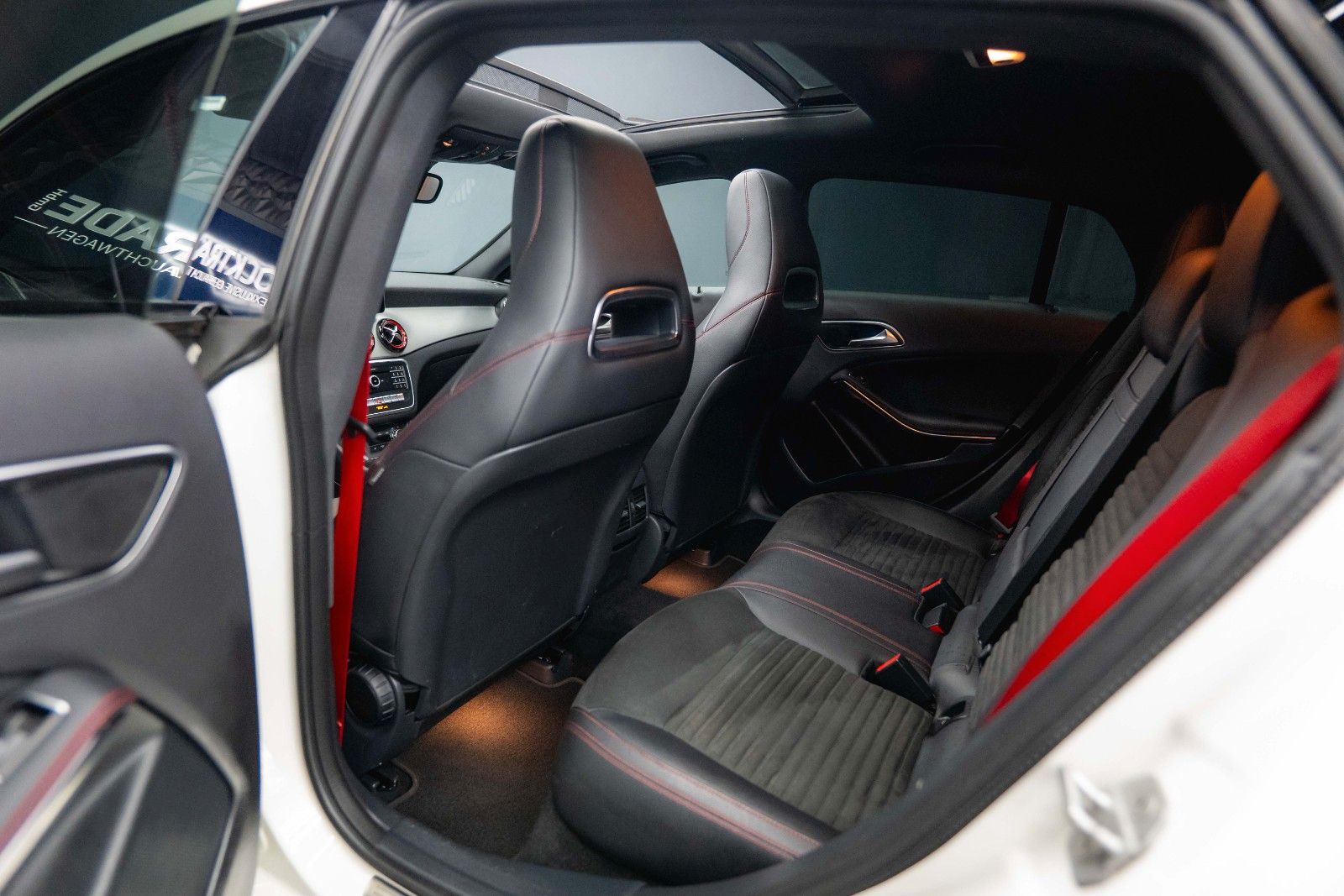 Fahrzeugabbildung Mercedes-Benz CLA 250 Shooting Brake 4Matic AMG Night Pano LED