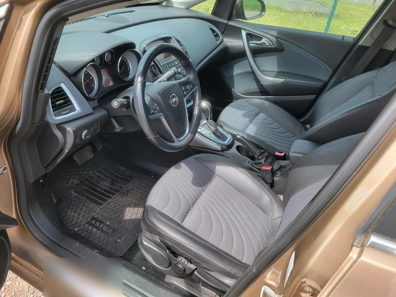 Opel Astra 2014 — photo 8