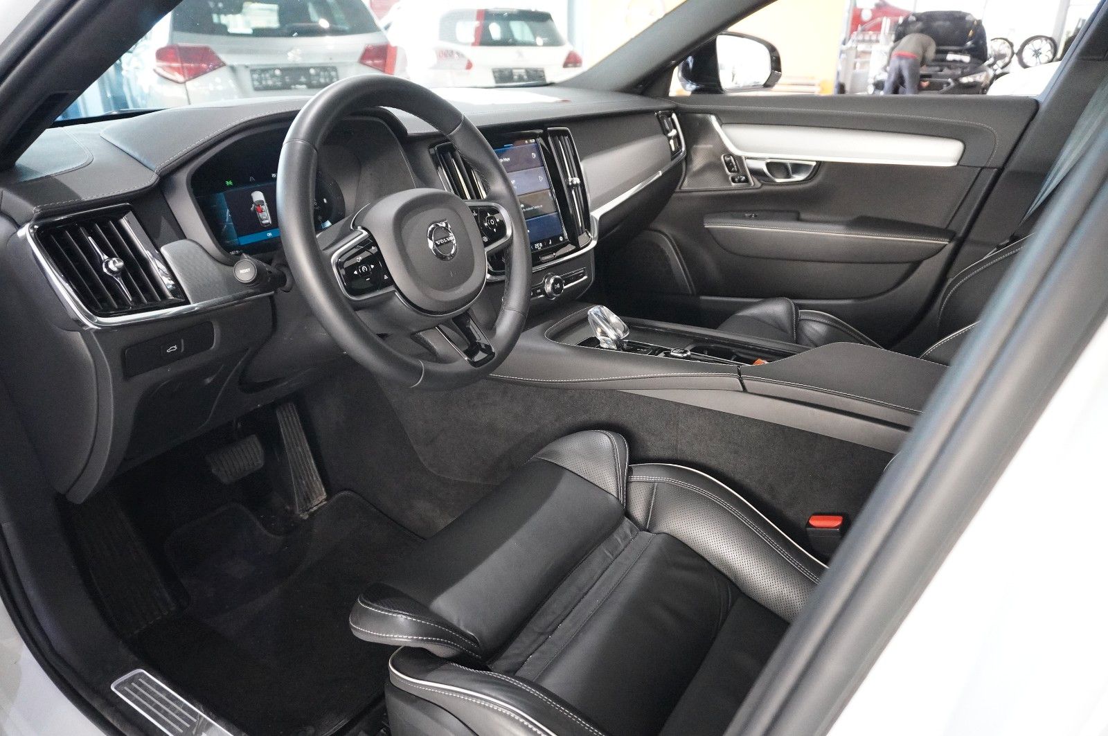Fahrzeugabbildung Volvo V90 Kombi B4 PLUS DARK NAVI/LED/KAMERA/PANO./H&K