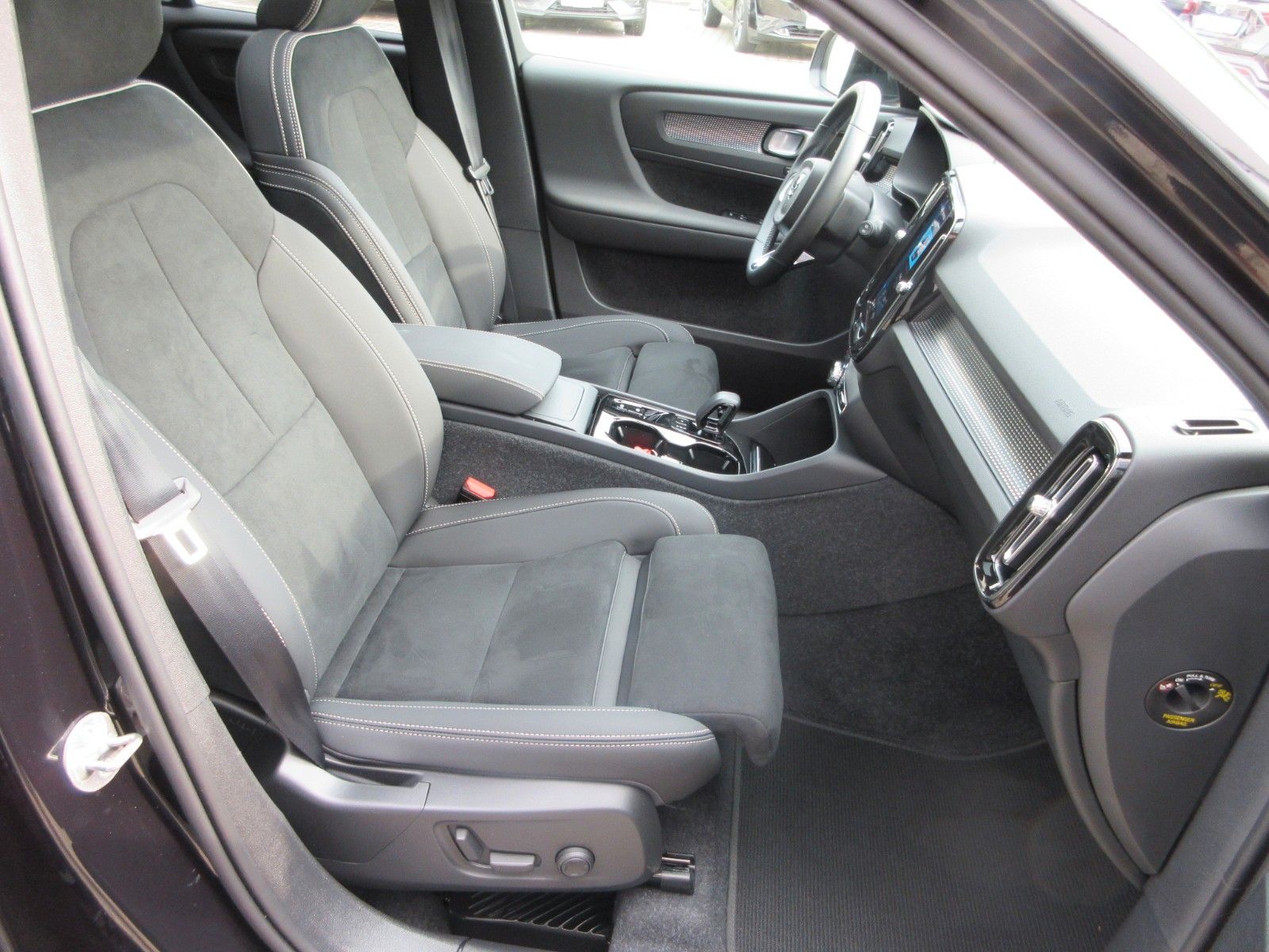 Fahrzeugabbildung Volvo XC 40 Plus Dark 2WD