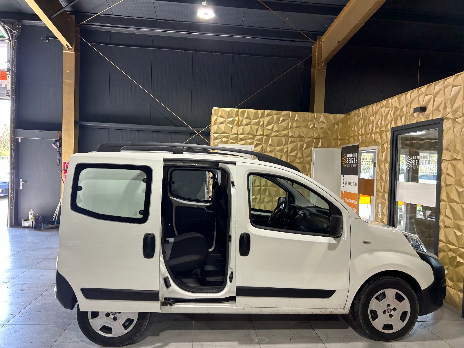 Fahrzeugabbildung Fiat Fiorino SX Kombi/RADIO/4-SITZ/SHZ/SCHIEBETÜR L+R