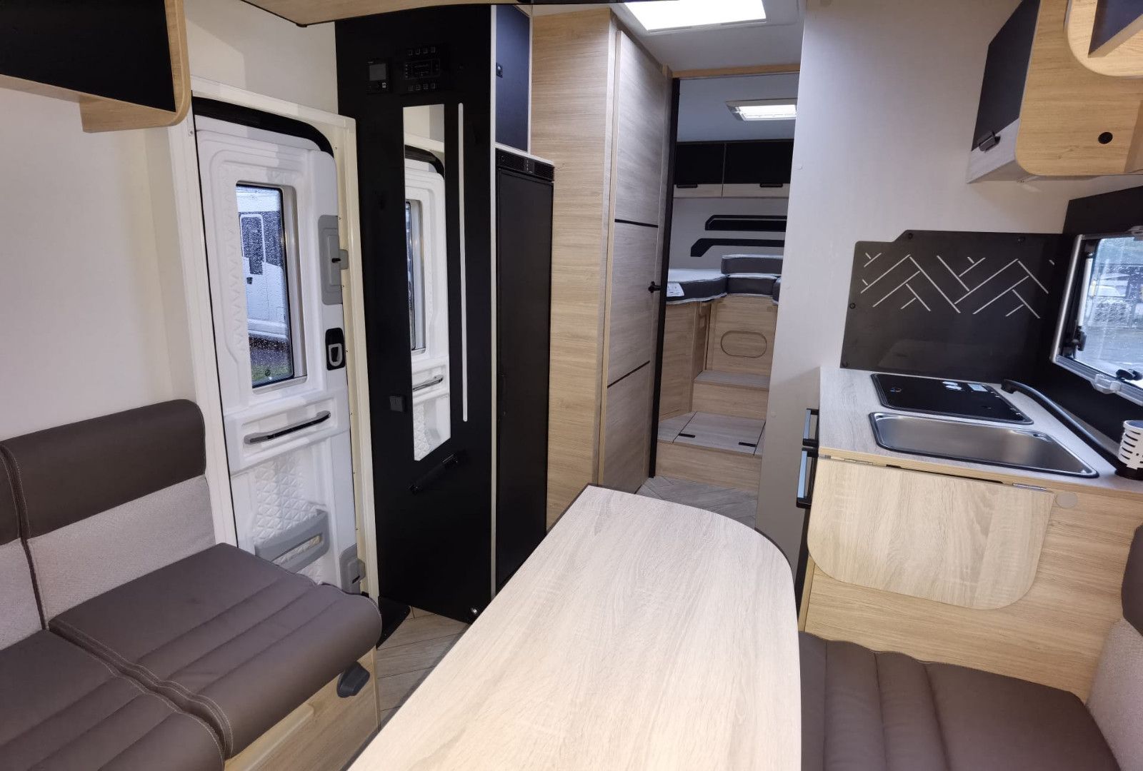 Fahrzeugabbildung Challenger 317 Graphite Edition m. Hubbett