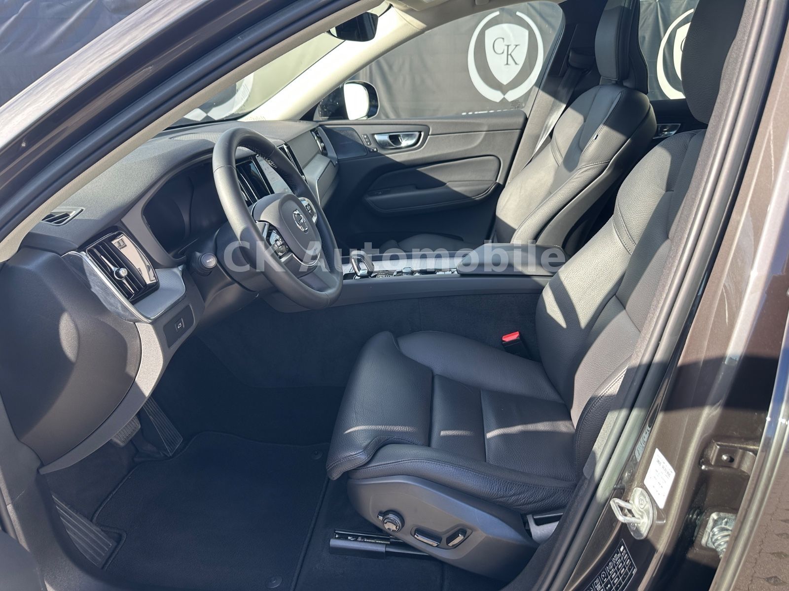 Fahrzeugabbildung Volvo XC60 B4 PlusDark AWD/BLIS/Leder/Pano/LED/360°Kam