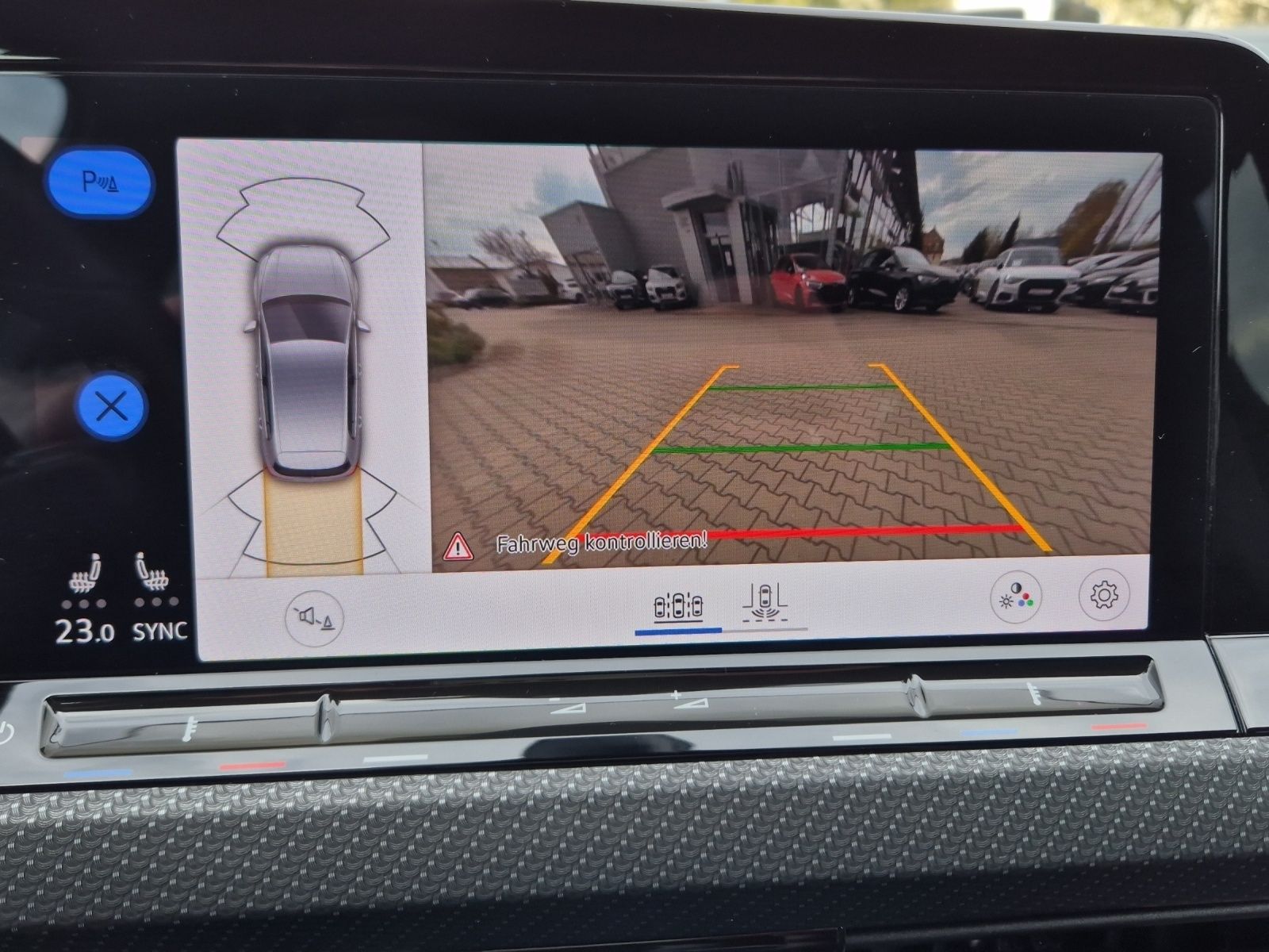 Fahrzeugabbildung Volkswagen Golf VIII R DSG 4M LEDplus Navi AID Pano Akra AC