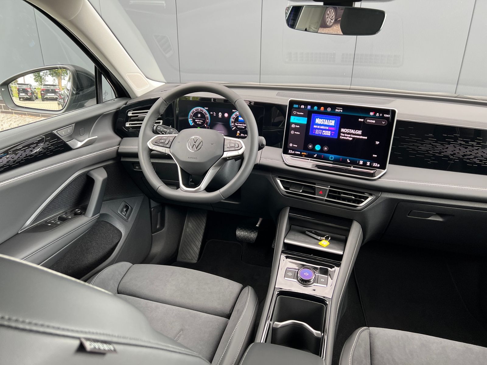 Fahrzeugabbildung Volkswagen Tiguan Elegance 1.5 eTSI DSG *AHK, IQ.Light, Nav