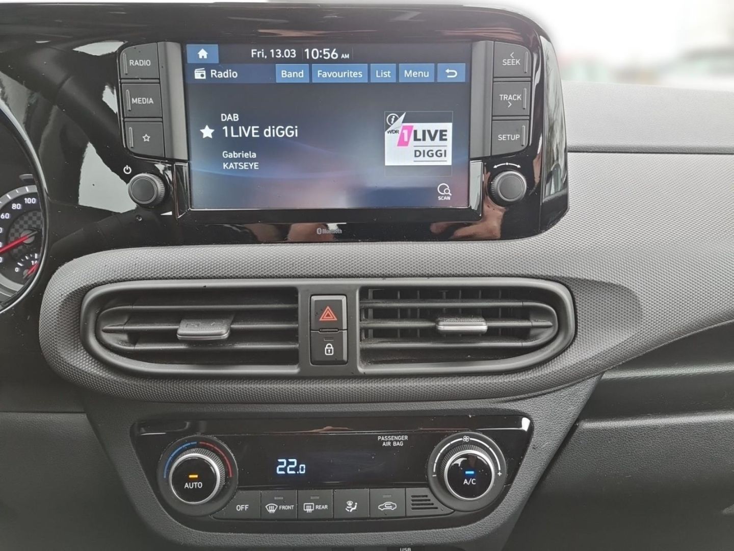 Fahrzeugabbildung Hyundai i10 TREND 1.2  KOMFORT-P+ALLWETTER+KAMERA+SHZ