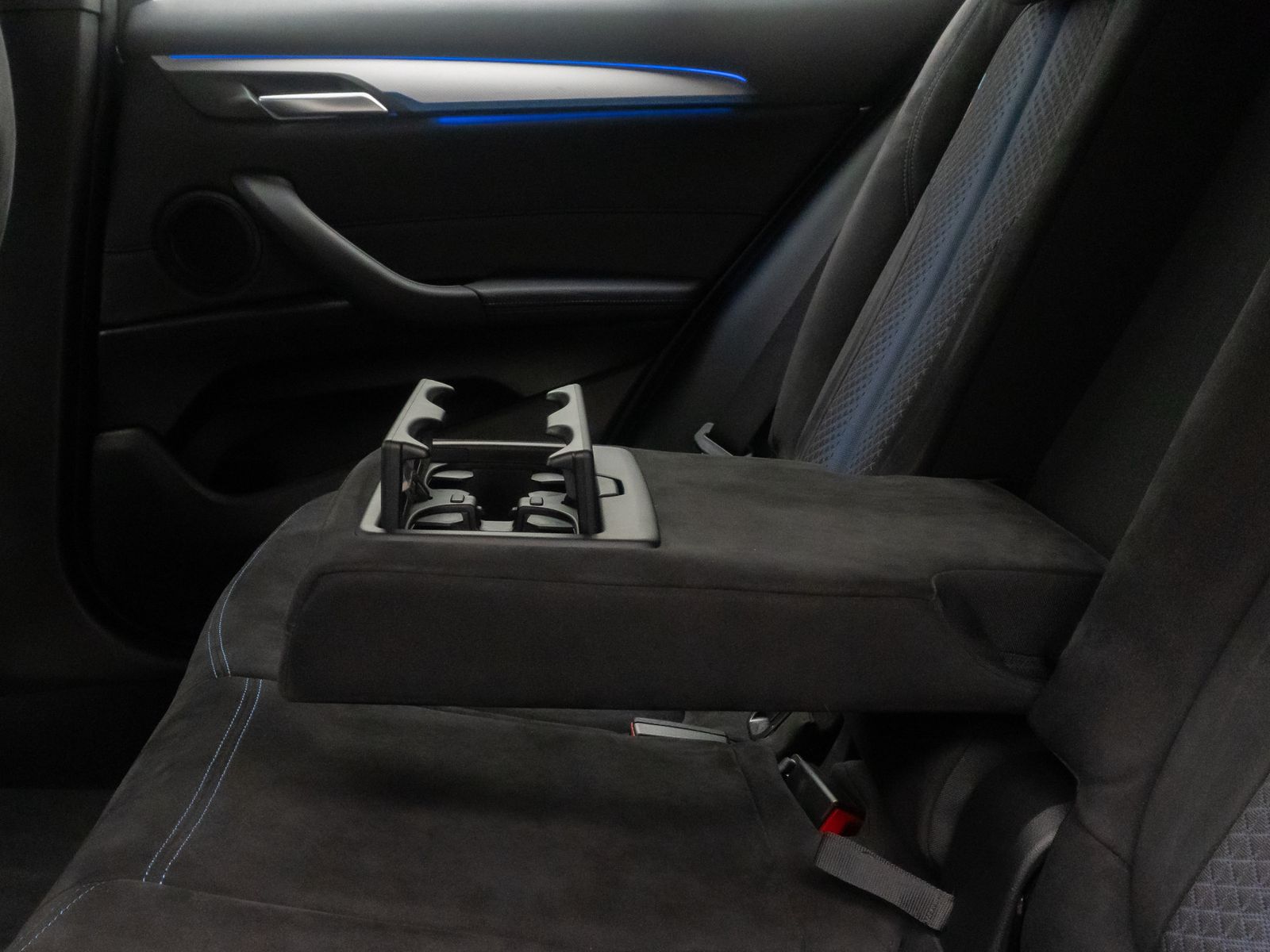 Fahrzeugabbildung BMW X2 sD18i M Sport AHK Kamera GeschwindiReg 19Zoll