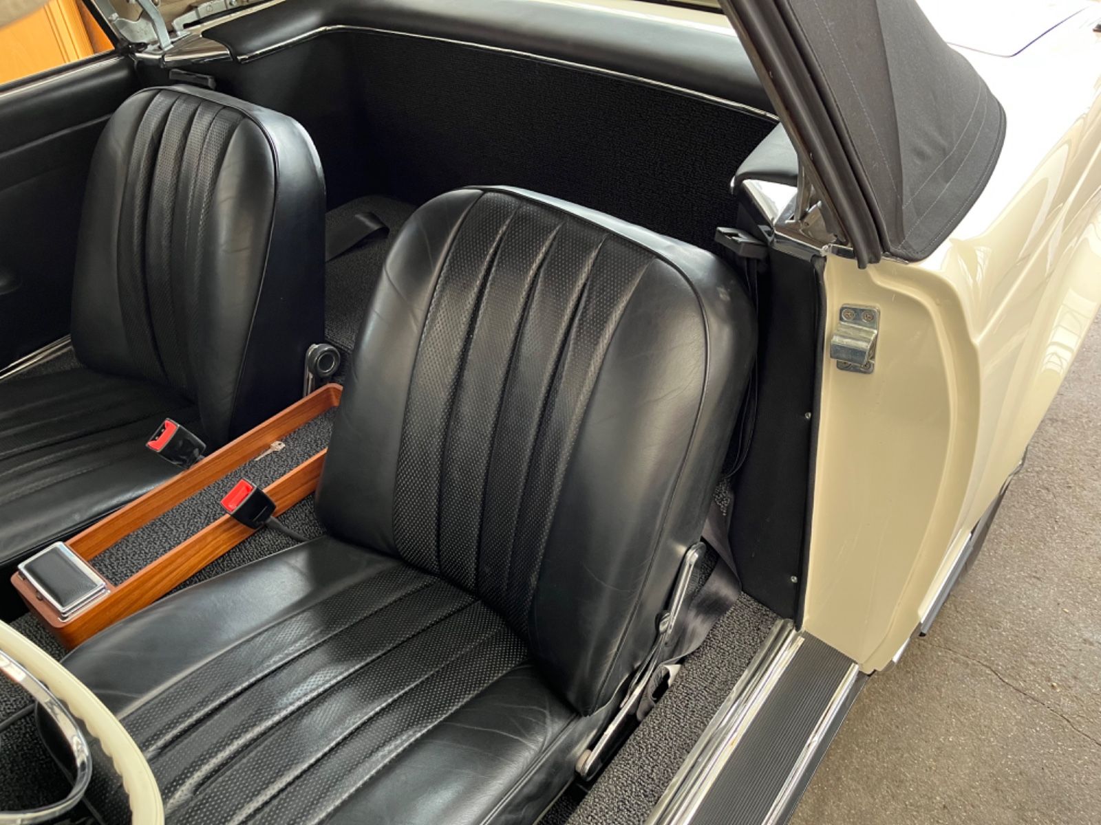 MERCEDES-BENZ 230 11