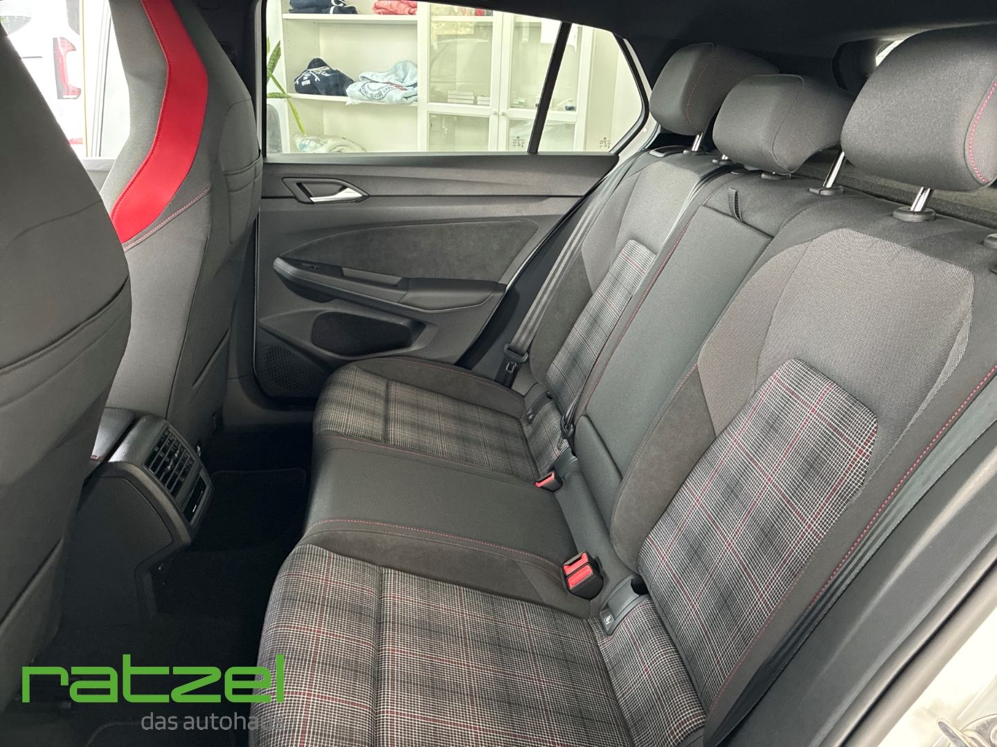 Fahrzeugabbildung Volkswagen Golf VIII 2.0TSI GTI AHK+Light Assist+Winterpake