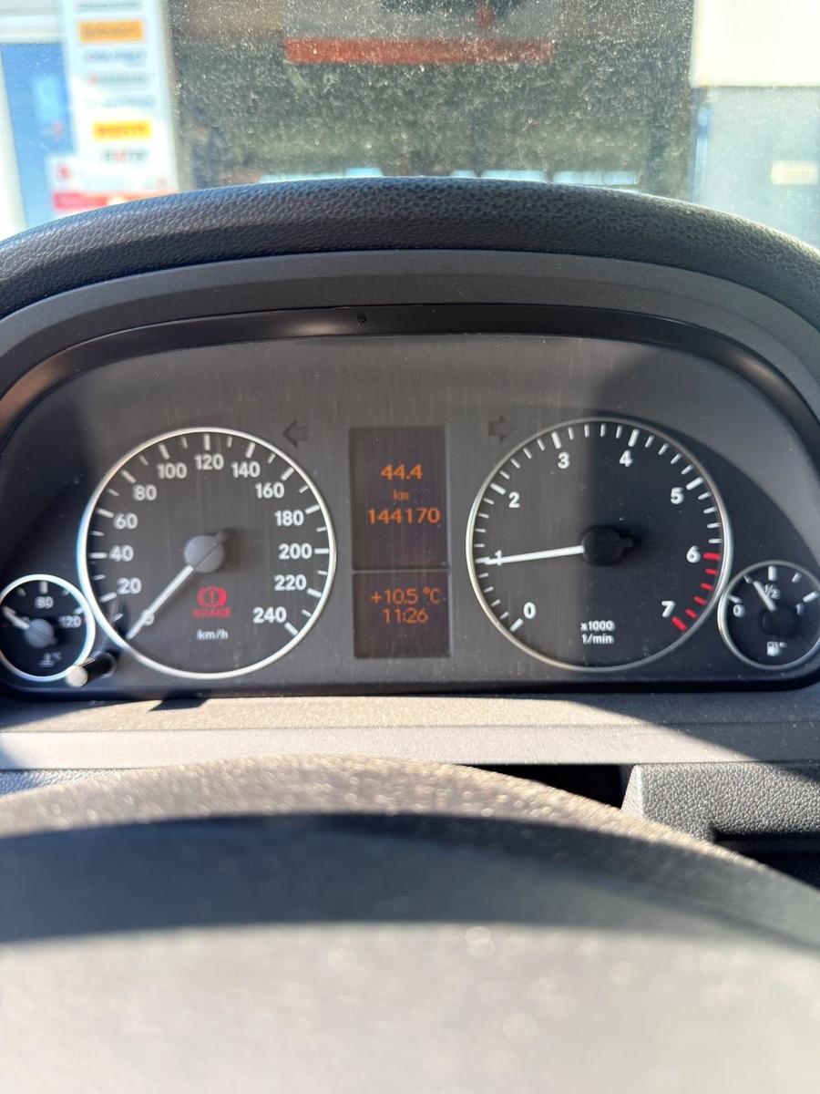Mercedes-Benz A180 2010 — photo 11
